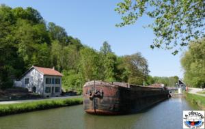 Sortie de l'écluse n°37 dite de Chaud-Rupt, à Mangonville, sur le canal des Vosges.